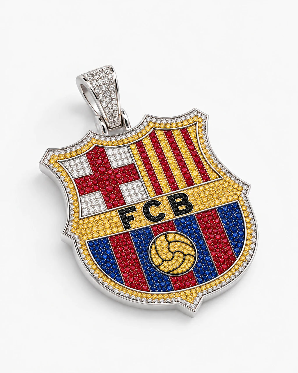 Zawieszka FC Barcelona pod kątem – widoczna grubość i ucho wysadzane cyrkoniami
