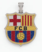 Oficjalna zawieszka FC Barcelona – herb wysadzany cyrkoniami w barwach klubu, widok z przodu